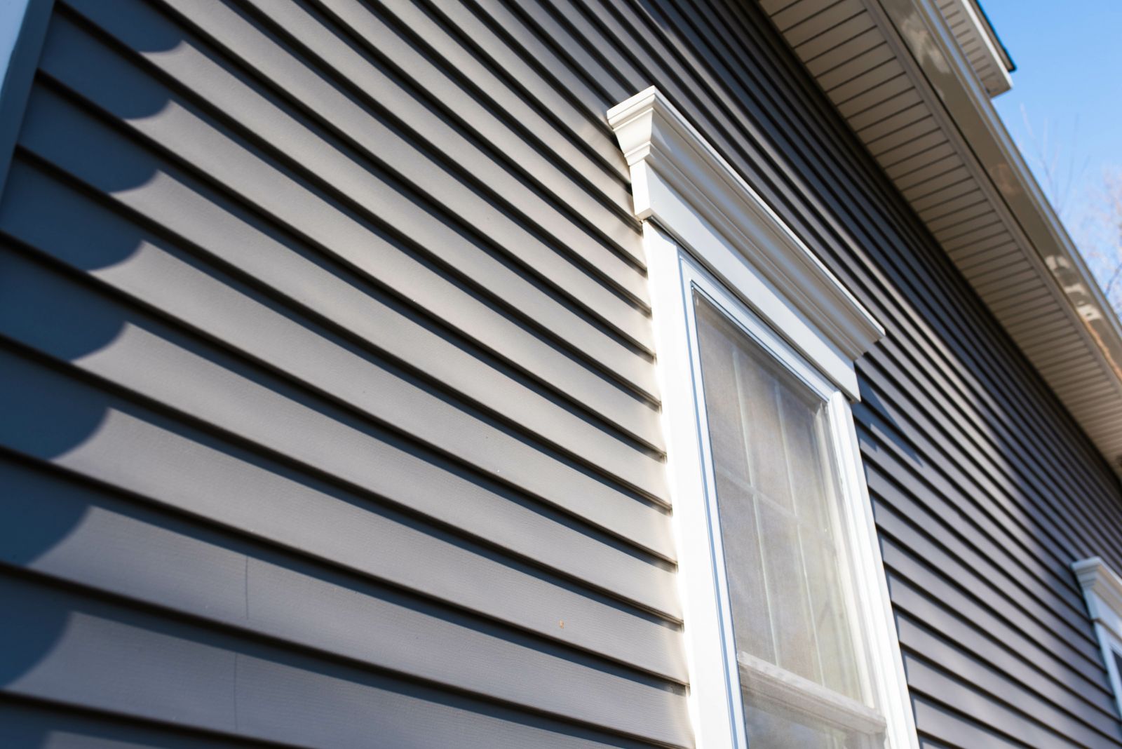 Top Benefits of Professional Vinyl Siding Cleaning: Why It’s Essential for Your Home’s Curb Appeal